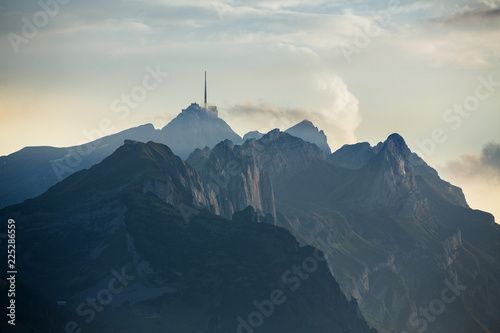 Blick auf Ebenalp und Säntis im Abendlicht von der Fähneren