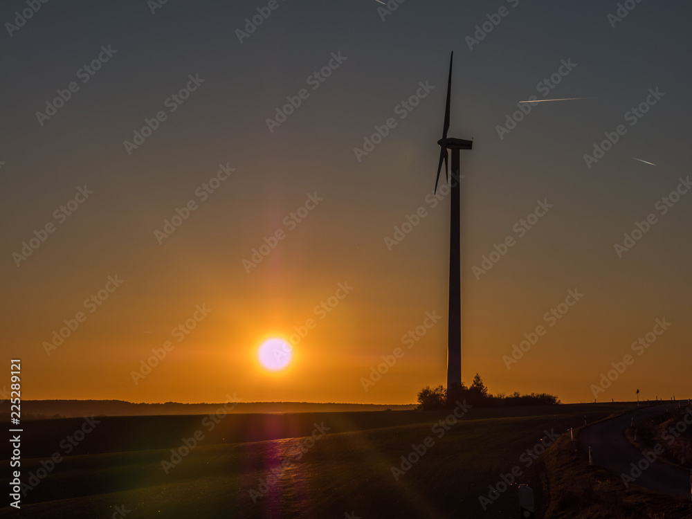 Obraz premium Windrad Silhouette im Sonnenuntergang