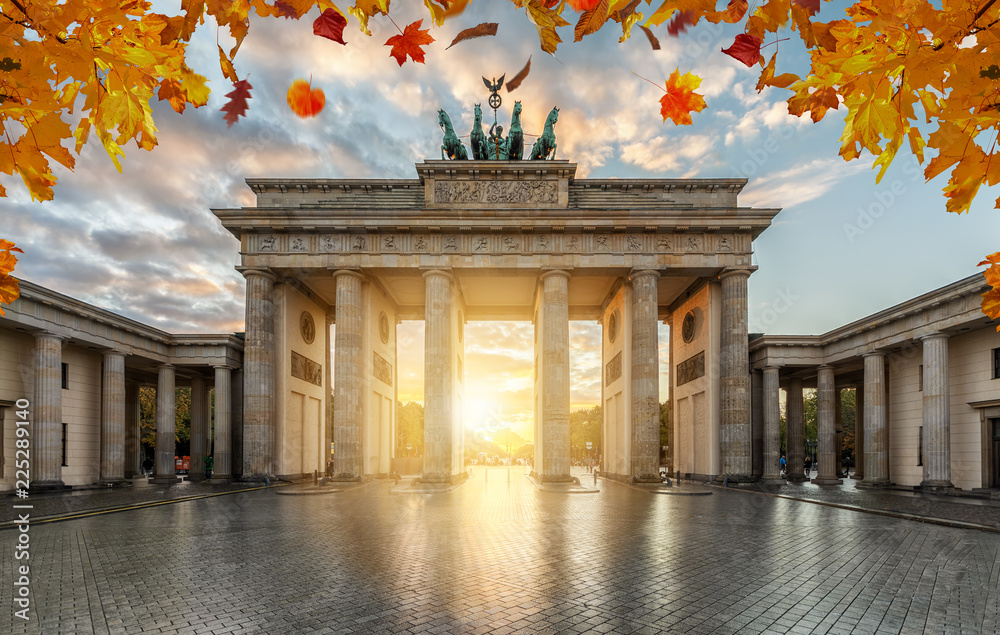 Obraz premium Brama Brandenburska w Berlinie w złotej jesieni o zachodzie słońca