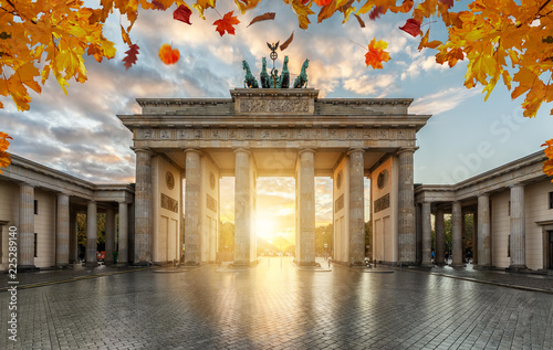 Fotótapéta Das Brandenburger Tor in Berlin im goldenen Herbst bei Sonnenuntergang