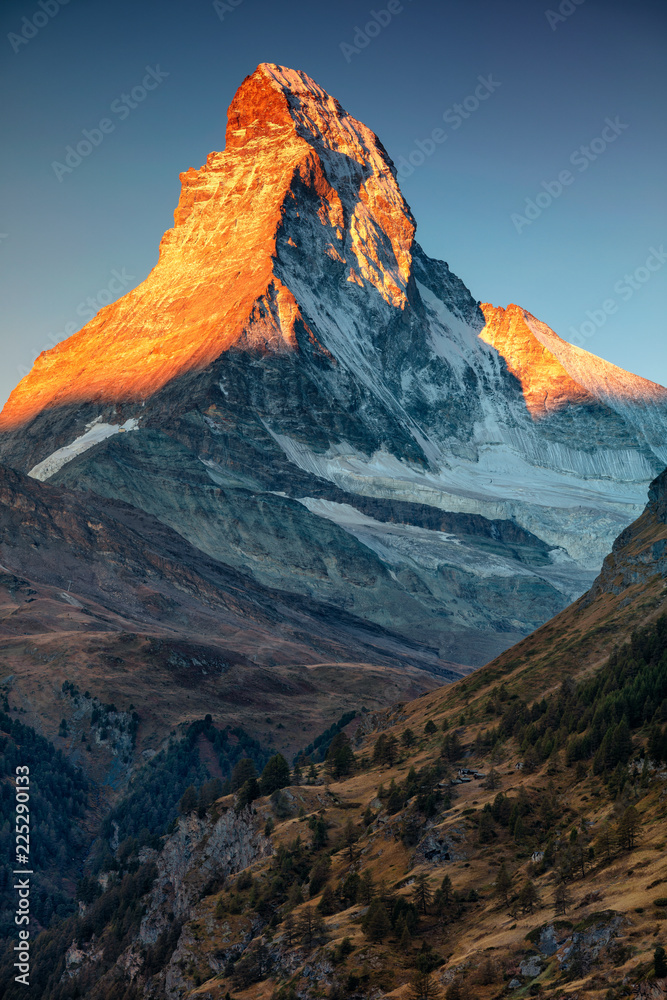 Obraz premium Matterhorn. Krajobrazowy wizerunek Matterhorn, Szwajcaria podczas jesień wschodu słońca.