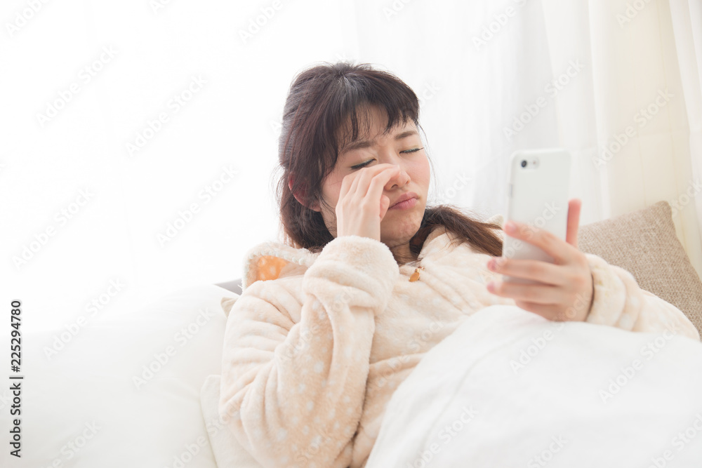 パジャマ・スマホ・女性