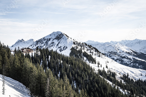 Erster Schnee mit Ausblick auf die Berglandschaft © christophstoeckl