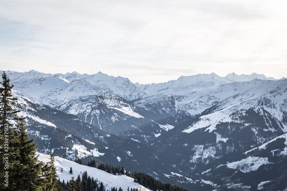 Ausblick auf die schneebedeckten Berge im Winter Ausblick auf die schneebedeckten Berge im Winter