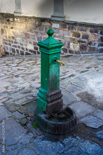 fontanella erogatore d'acqua, verde photo