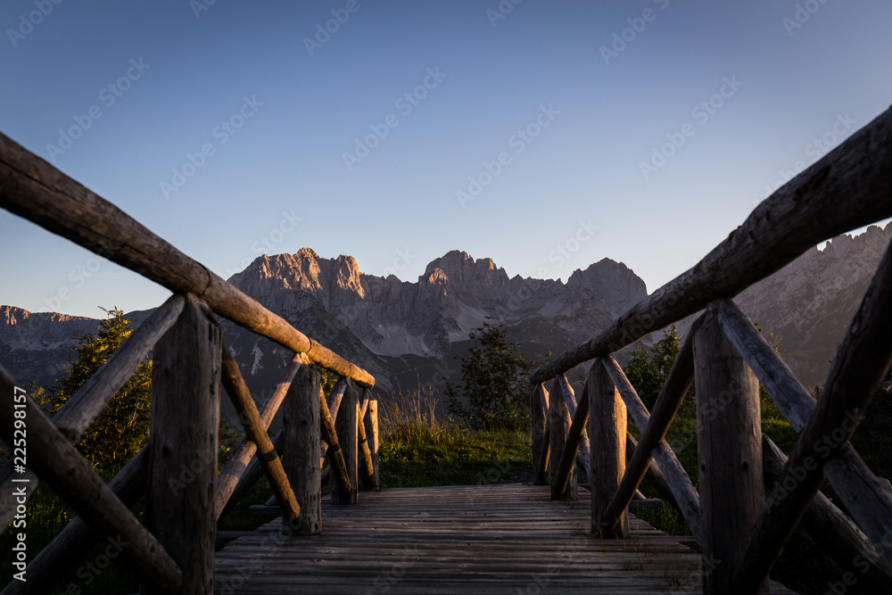 Steg mit Ausblick das Bergpanorama beim Wilden Kaiser 