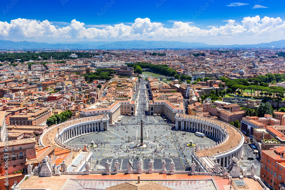 Fototapeta premium Rzym, Włochy. Sławny Świątobliwy Peter `s kwadrat w Watykan i widok z lotu ptaka miasto.