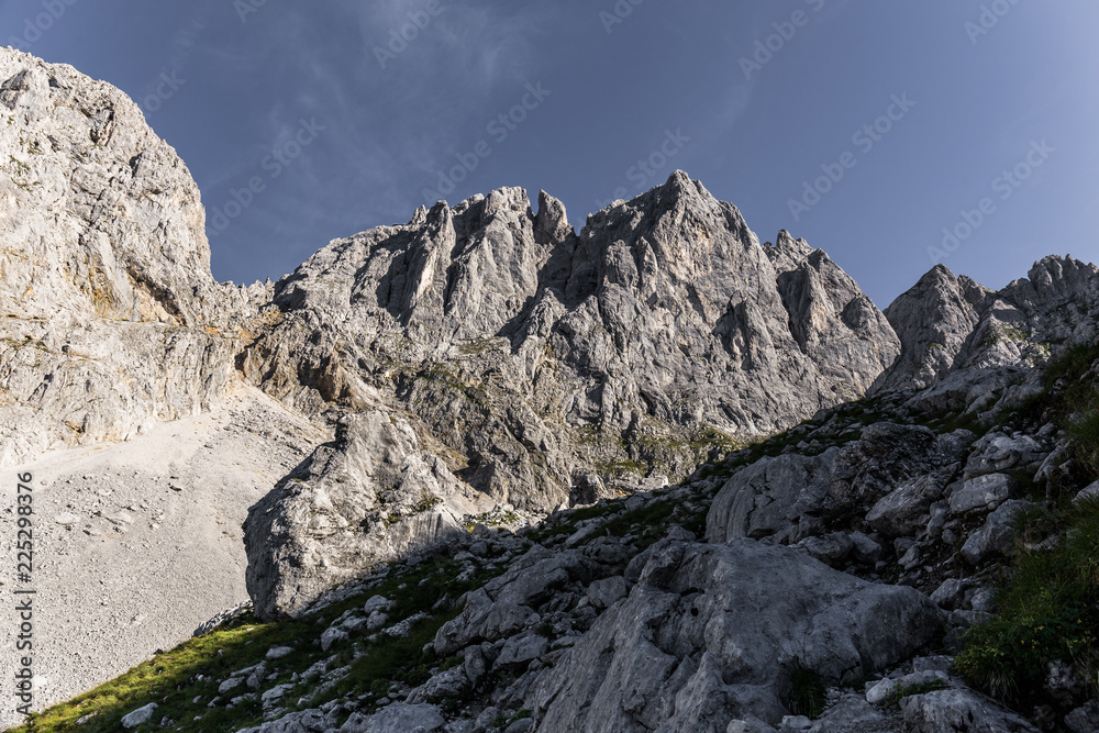 Steiles Gebirge in den Alpen unter blauem Himmel