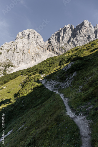 Weg zum Gipfel im Wilden Kaiser Gebirge in den Alpen © christophstoeckl