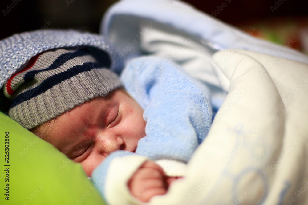 Fotografie Neonato che dorme tra le coperte