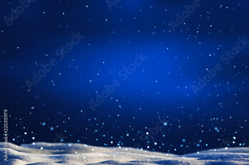 schneefall in der nacht, heiligabend winterkulisse für weihnachtskarte oder glückliches neues jahr karte © winyu