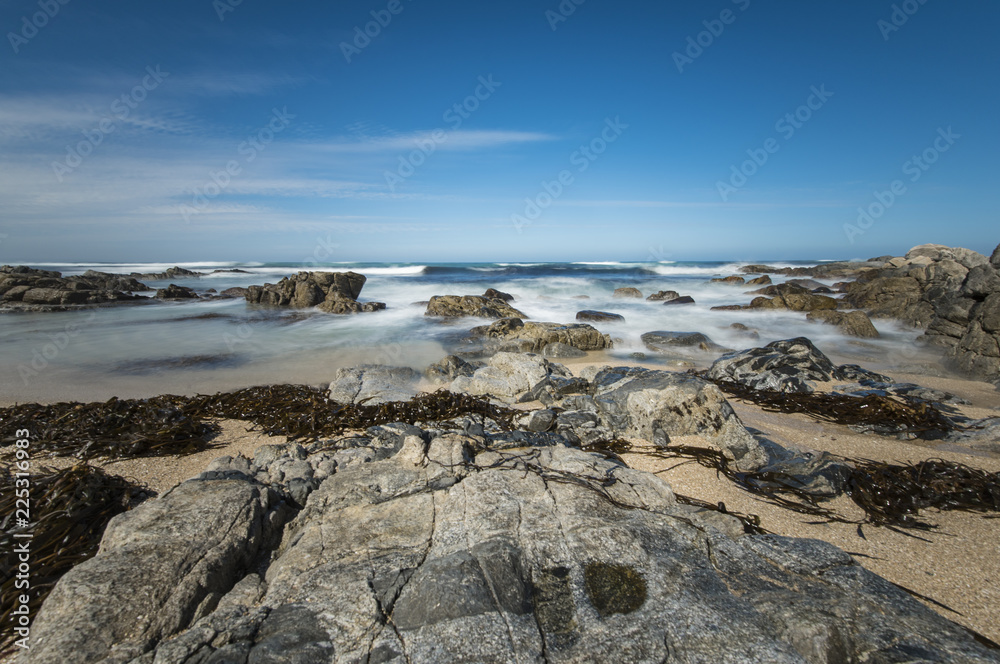 Oceano Pacifico con rocce e cielo blu