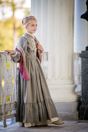 Девочка в старинном платье