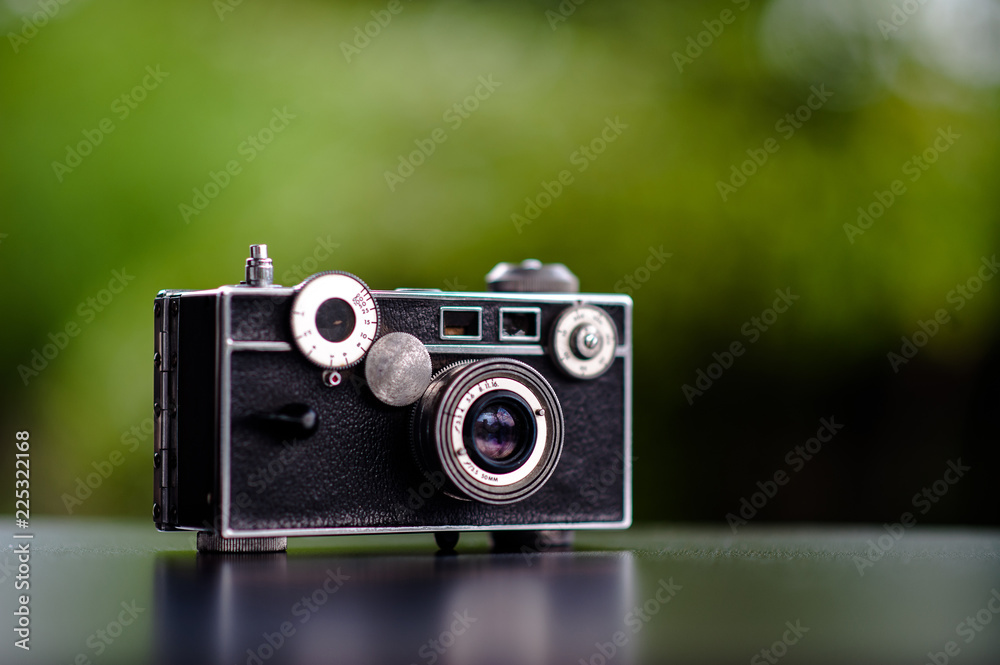 Classic camera Put on the table does not look expensive. Photography Ideas and Old Camera Care