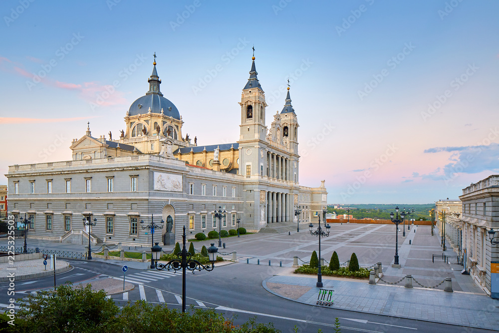 Fototapeta premium Katedra Almudena w Madrycie