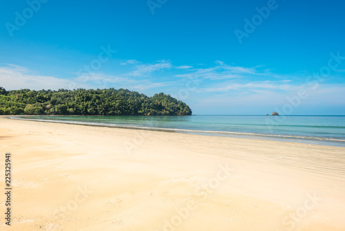 Fototapeta Naklejka Na Ścianę i Meble -  TThe island of Ko Phayam and the dreamlike long beach named Ao Yai on the south-west side of the beautiful island in the Andaman sea