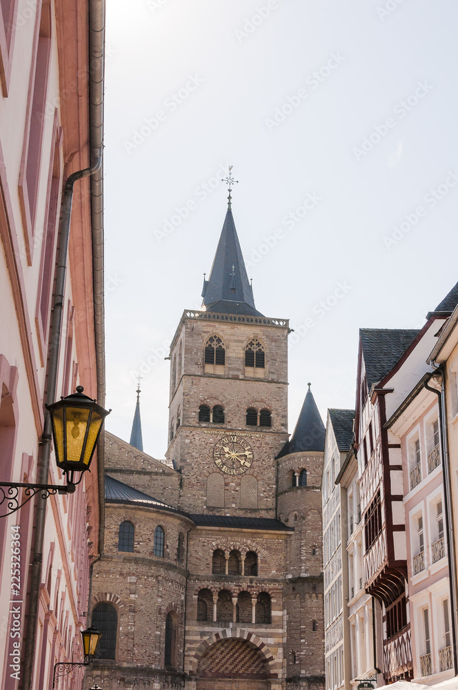 Obraz premium Trier, Dom, St. Peter, Liebfrauenkirche, Kirche, Altstadt, Altstadthäuser, Mosel, Fluss, Stadtrundgang, Rheinland-Pfalz, Flussschifffahrt, Deutschland