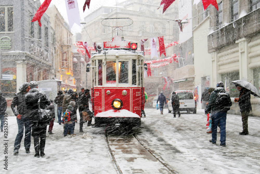 Fototapeta premium taksim istiklal street istanbul tram red snowy