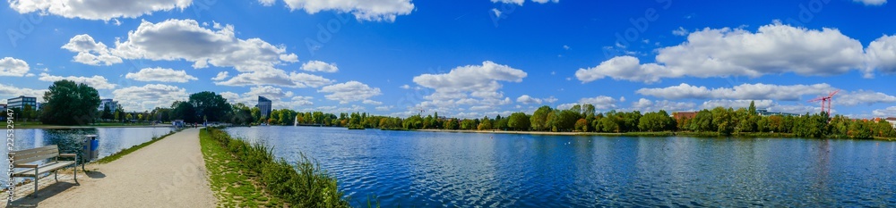 Fototapeta premium Panorama Wasserwelt Wöhrder See Nürnberg