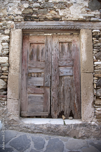 Alte Holztür mit altertümlichem Gemäuer