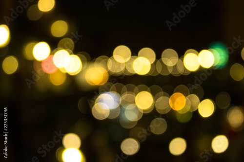 Luzes coloridas, predominantemente amareladas, desfocadas no formato bokeh © Alonço S.B.
