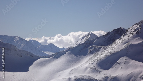 trevel.кавказюэльбрусюгорыюснежные горы. © Timur