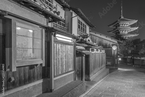 Fototapeta Naklejka Na Ścianę i Meble -  Old street and Yasaka pagoda in Kyoto, Japan