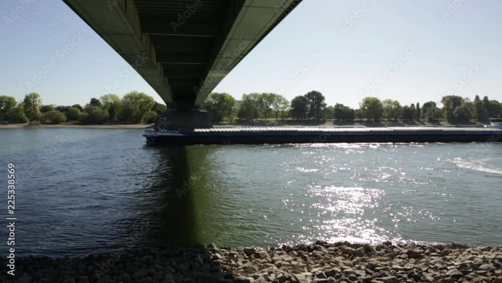 Frachter auf dem Rhein bei Köln