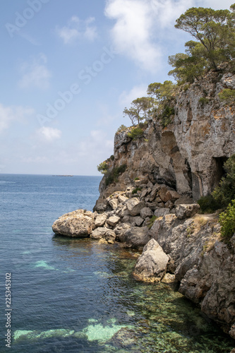Felsenküste mit Höhle am Meer
