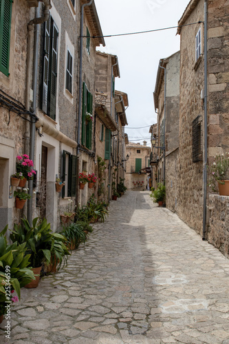 Fototapeta Naklejka Na Ścianę i Meble -  Valldemossa enge Gasse in der Altstadt