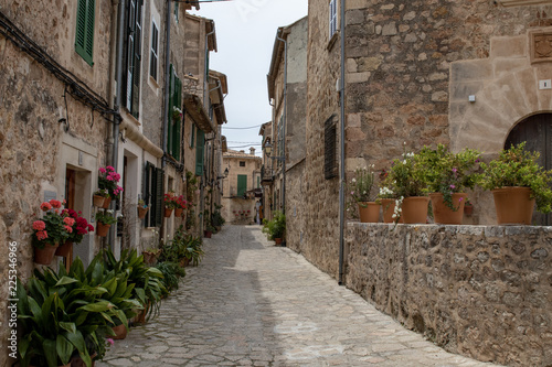 Fototapeta Naklejka Na Ścianę i Meble -  Enge Gasse in Altstadt von Valldemossa Mallorca