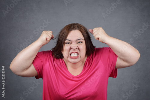 femme en colère criant