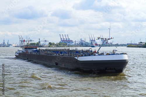 Frachtschiff auf der Elbe in Hamburg