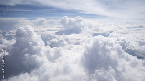 Wolkengebilde -turm von oben Flugzeugaussicht
