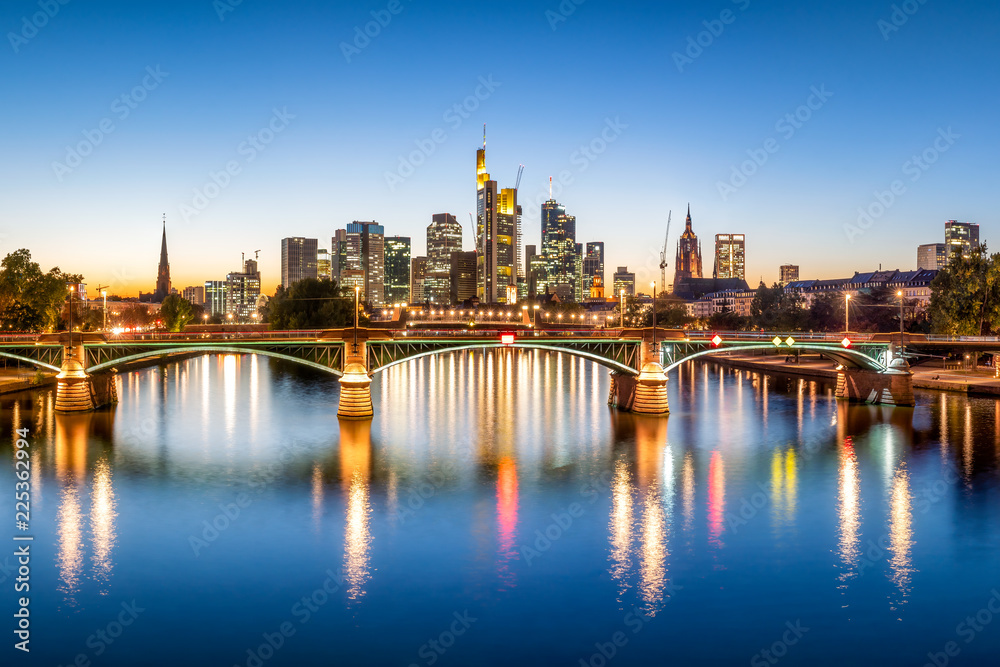 Frankfurt Skyline am Abend mit Ignatz-Bubis-Brücke und Main, Frankfurt am Main, Deutschland