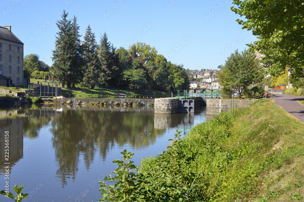 Obraz premium River Oust, part of canal Nantes at Brest, and sluice at Josselin, a commune in the Morbihan department in Brittany in north-western France