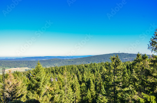 Blick zum Schneeberg im Fichtelgebirge Wald Freizeit Natur