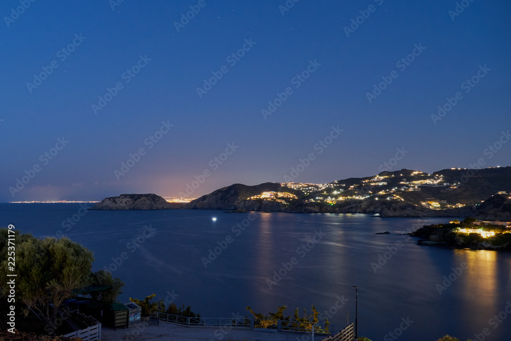 Die Nordküste der Insel Kreta rund um das Fischerdorf Agia Pelagia in der Dämmerung