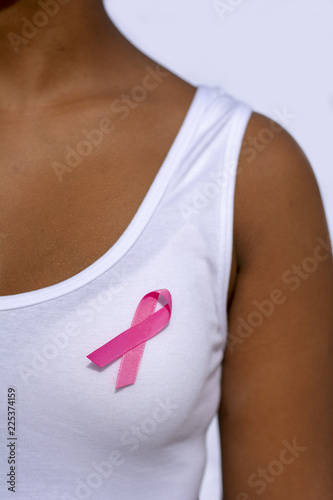 lazo rosa sobre la camiseta de una mujer afroamericana ,  concepto de cáncer de mama photo