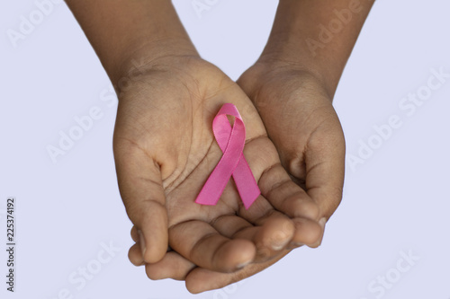  lazo rosa sobre la camiseta de una mujer afroamericana ,  concepto de cáncer de mama photo