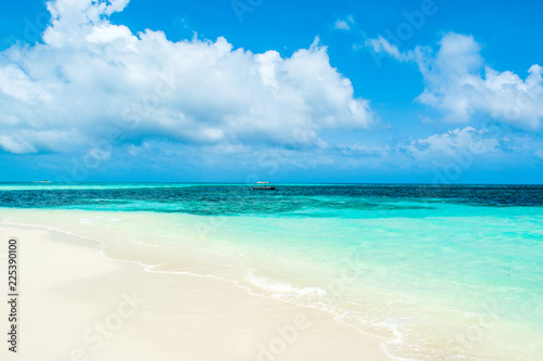 Fototapeta Naklejka Na Ścianę i Meble -  Beautiful landscape of clear turquoise Indian ocean, Maldives islands