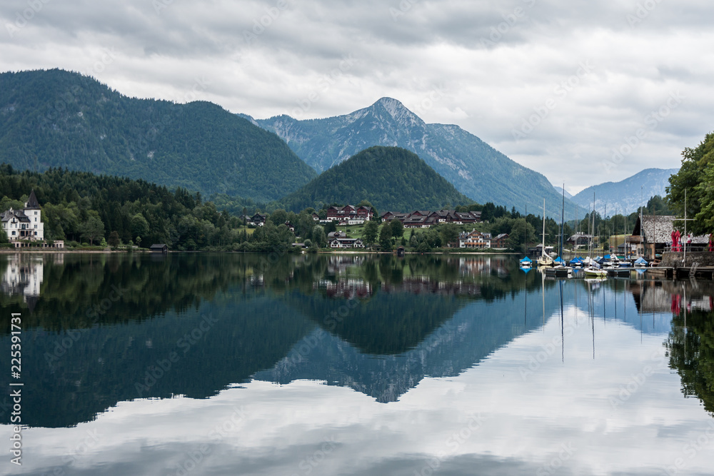 Naklejka premium Lake Grundlsee, Austria, cloudy background