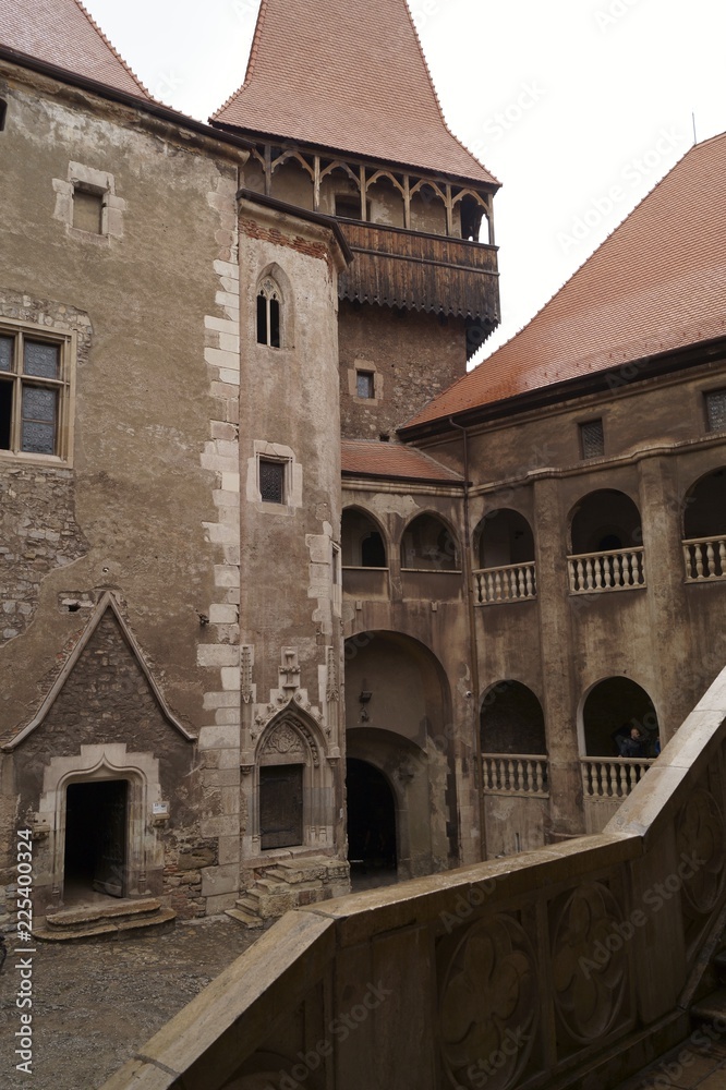 Obraz premium Inner yard - Corvin Castle or Hunyadi Castle (Castelul Corvinilor sau Castelul Huniazilor), Hunedoara, Romania