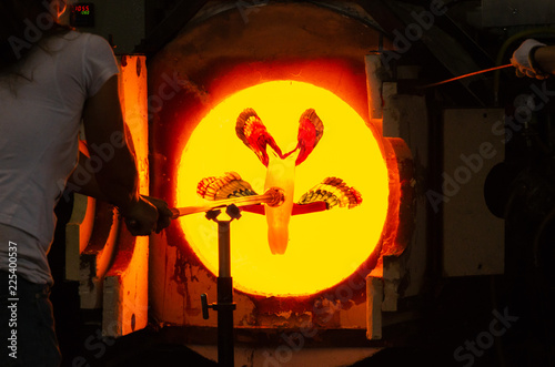 Fotografia Manufacturing glass in a traditional oven,
