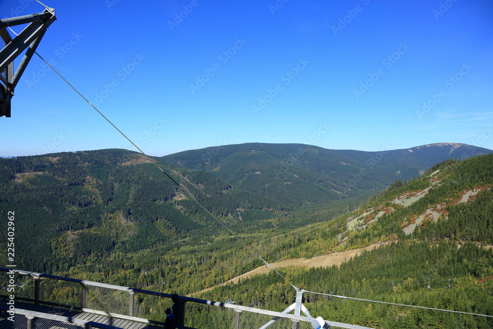 Widok gór i przełęczy z tarasu widokowego, dolni morava, ścieżka w obłokach w 
Czechosłowacj.