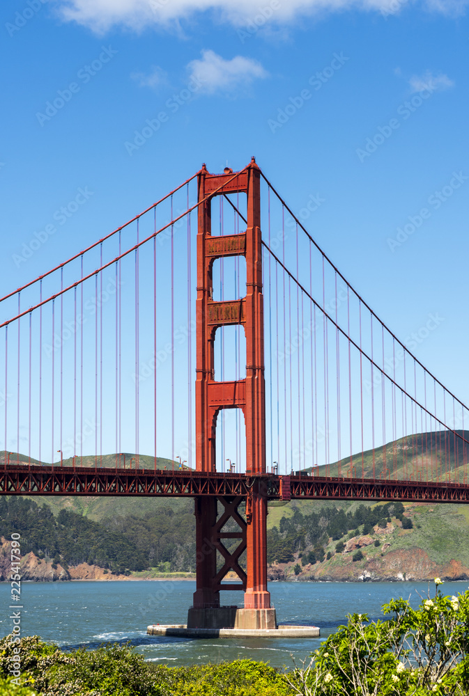 Obraz premium Golden Gate Bridge, San Francisco with bay and city views