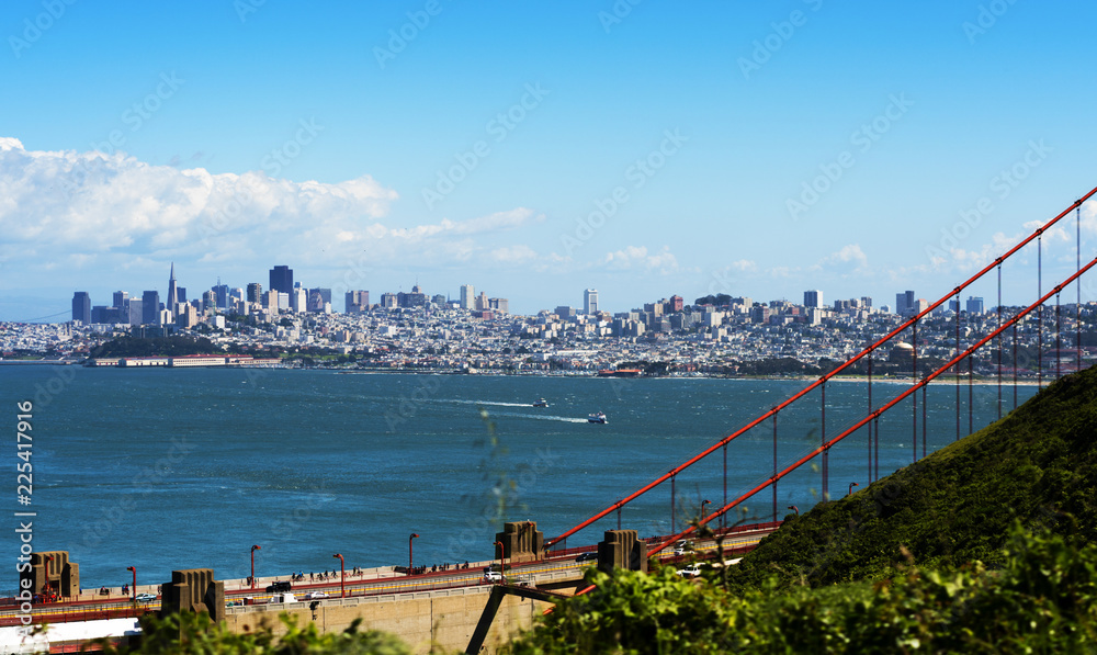 Obraz premium Golden Gate Bridge, San Francisco with bay and city views
