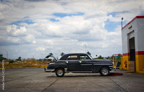 Wallpaper Mural Vintage car cuba Torontodigital.ca