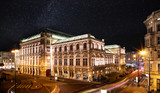 Wiener Opernhaus bei Nacht mit Sternenhimmel