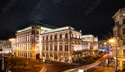 Fototapeta Naklejka Na Ścianę i Meble -  Wiener Opernhaus bei Nacht mit Sternenhimmel